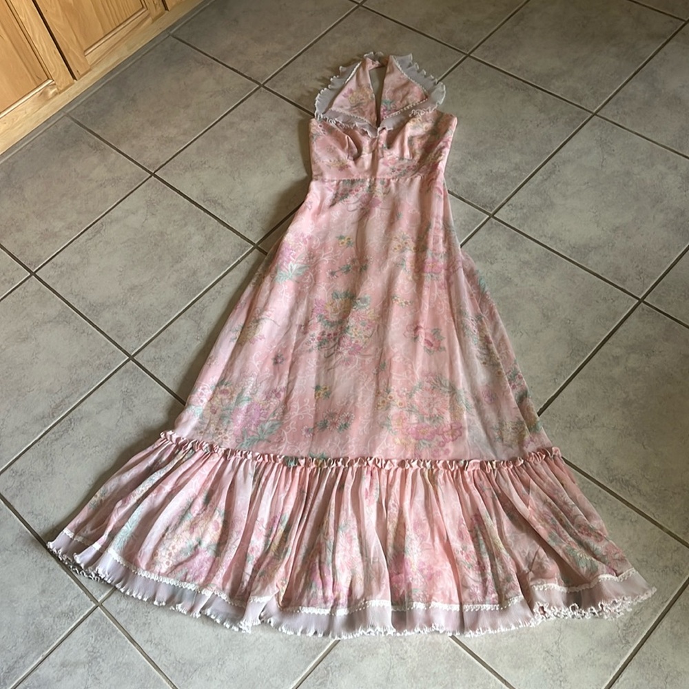 Beautiful 1970s ruffled halter dress